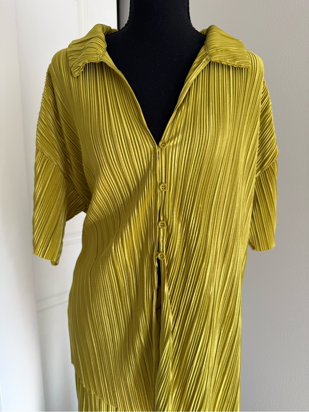 Pleated Button-Front Pajama Set in Chartreuse - Women - Picture 3 of 6